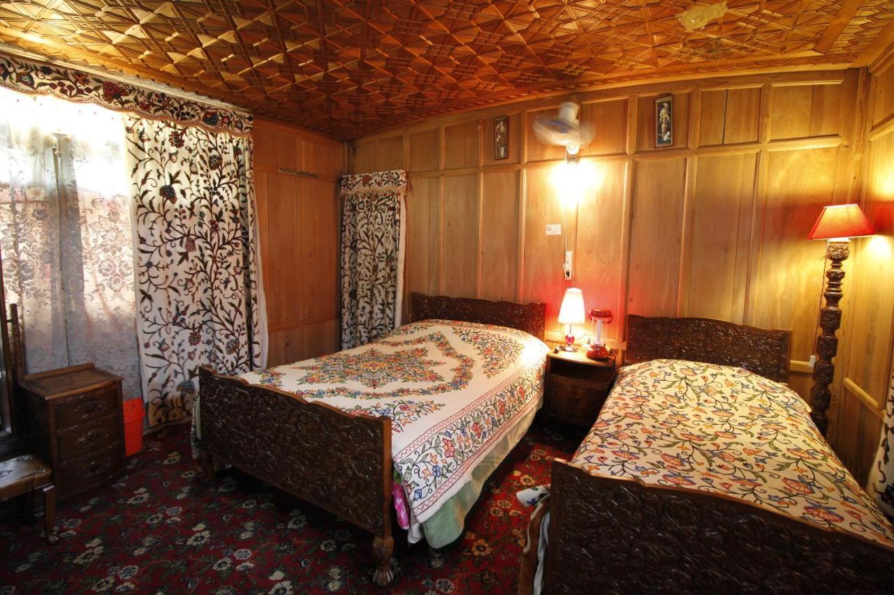 New Golden Flower Heritage Houseboat Nasim Bagh Room photo
